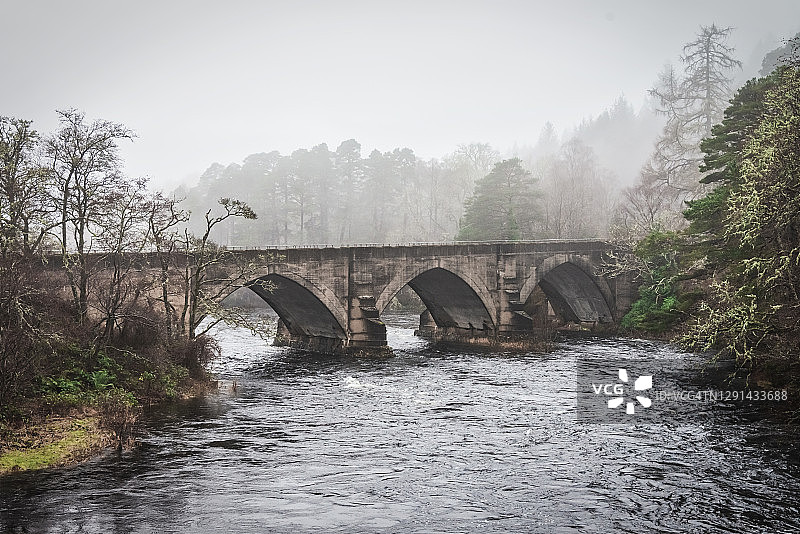 奥伊赫河上的奥伊赫石桥，位于英国苏格兰奥古斯都堡，雾气缭绕图片素材