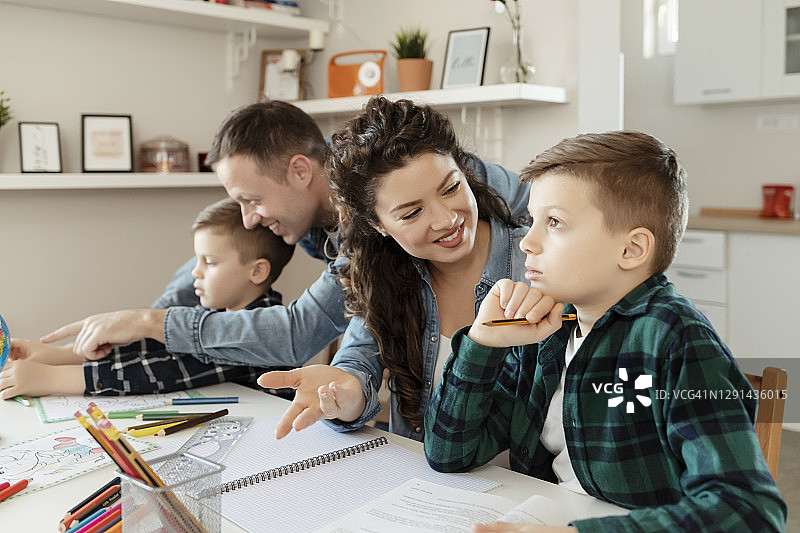 父母需要在孩子的教育中发挥积极作用图片素材