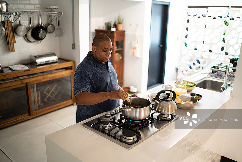中年男人在家做饭图片素材