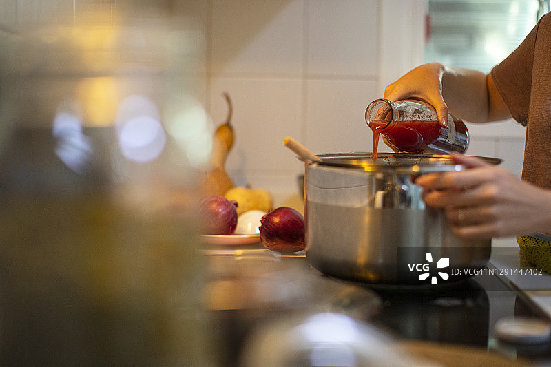 女人在厨房给织物染色图片素材
