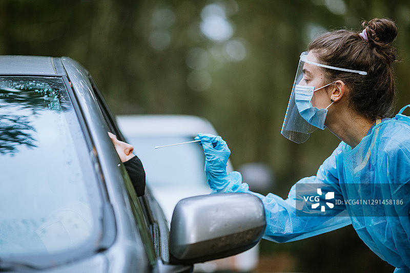 医护人员在drive-up检测中心图片素材