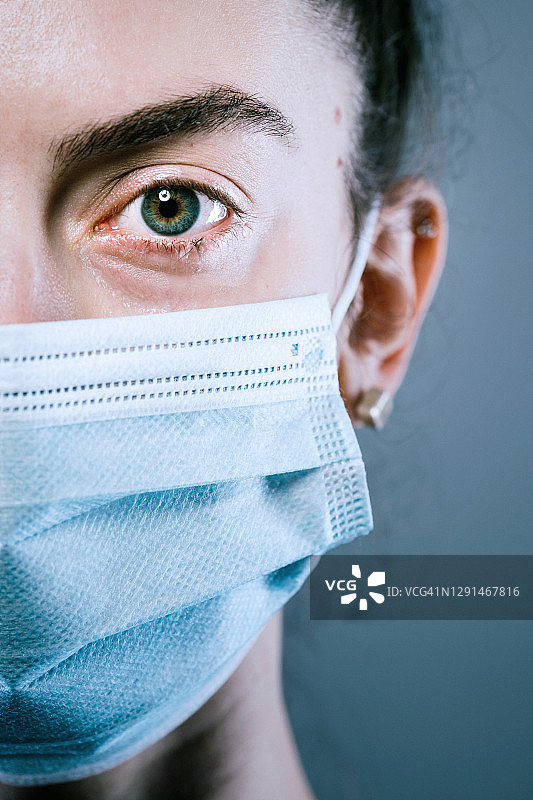 戴着外科口罩的哭泣的女人图片素材