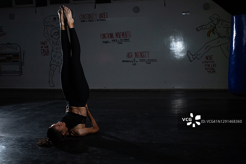 肩倒立图片素材