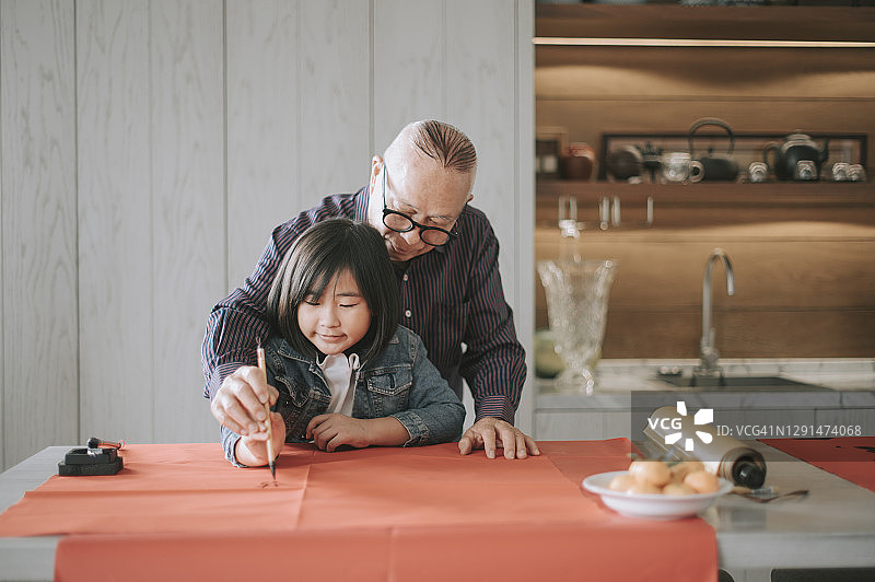 中国小女孩向爷爷学习中国书法图片素材