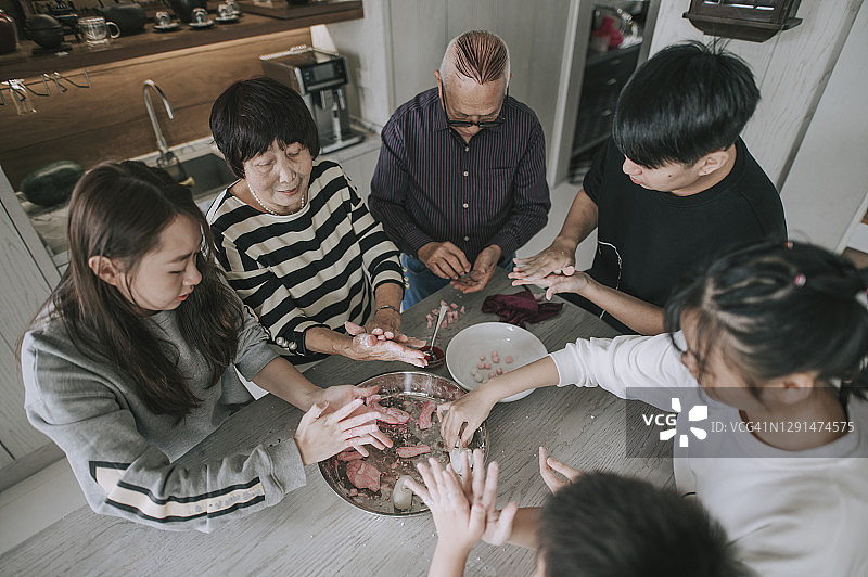 中国家庭准备元宵节团圆饭的汤圆图片素材