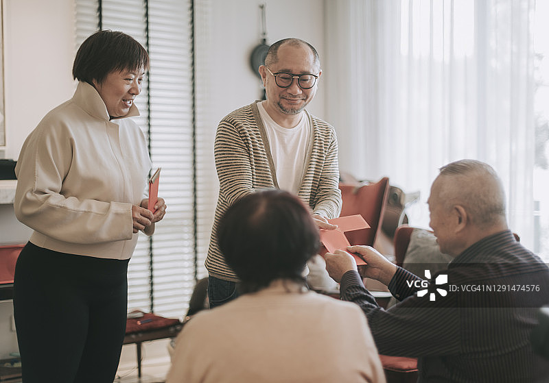 中国老年夫妇新年收红包图片素材
