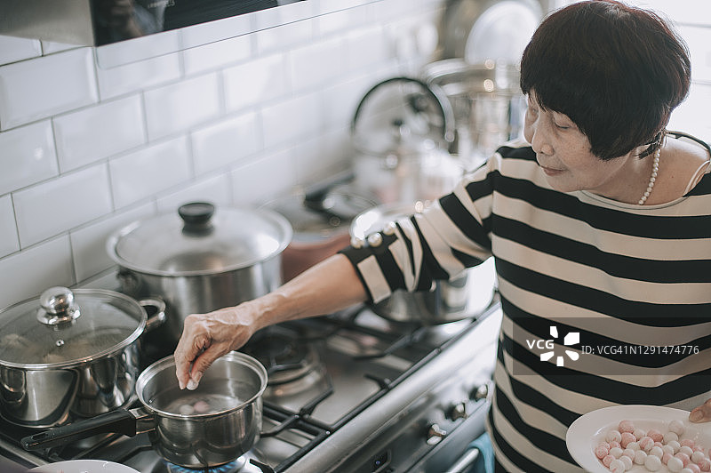中国煮煮准备中国食物“汤圆”糯米团为中国新年团圆饭图片素材