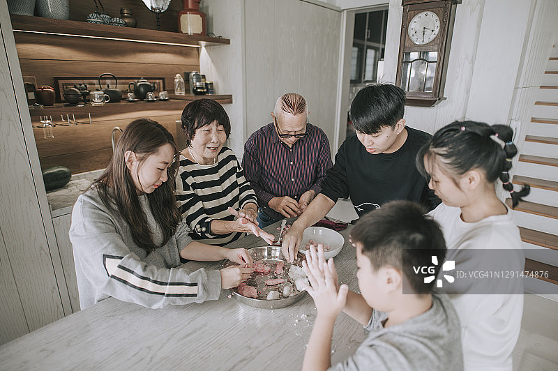 中国家庭准备元宵节团圆饭的汤圆图片素材