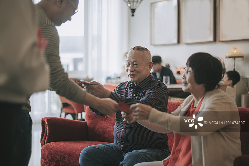 中国老年夫妇新年收红包图片素材