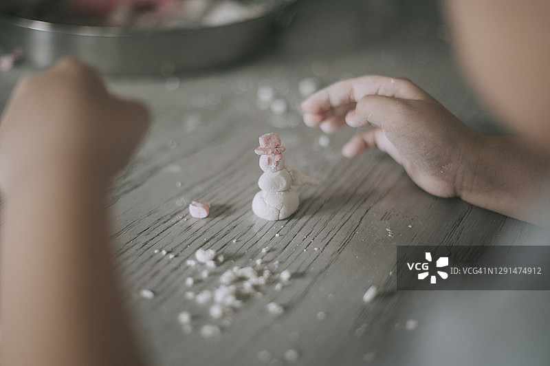 中国新年团圆饭：顽皮的中国男孩手制中国美食汤圆图片素材