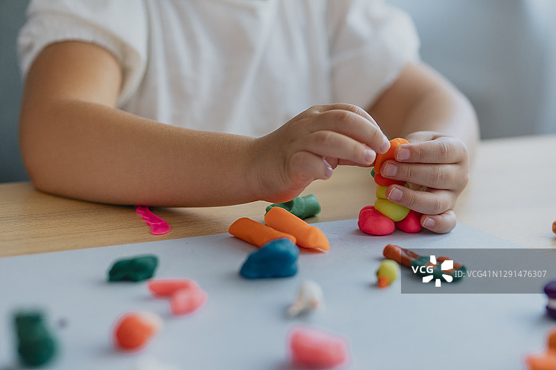 玩橡皮泥的女孩图片素材