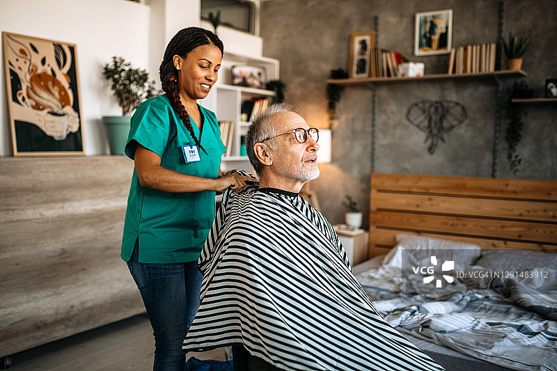 老年男人在家理发图片素材