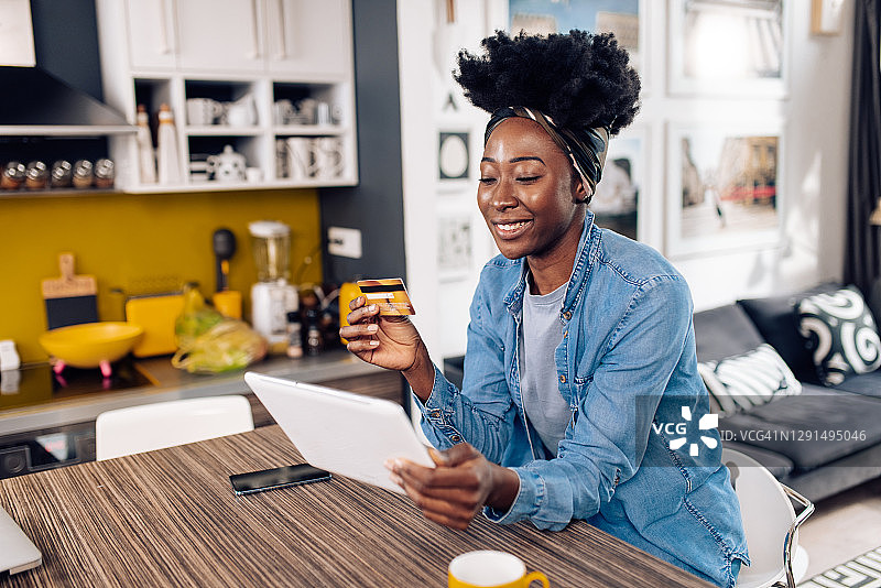 非裔美国妇女在线管理财务图片素材