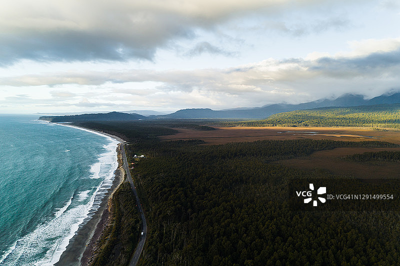 被单车道分隔的湿地和灌木丛图片素材