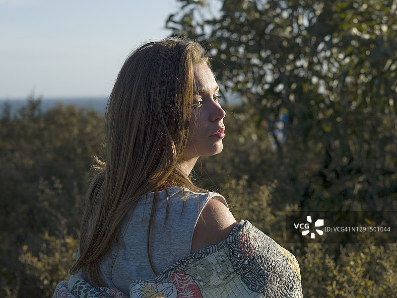 年轻女人在海岸边图片素材