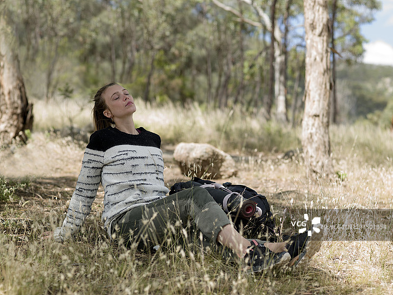 休息的年轻女人图片素材