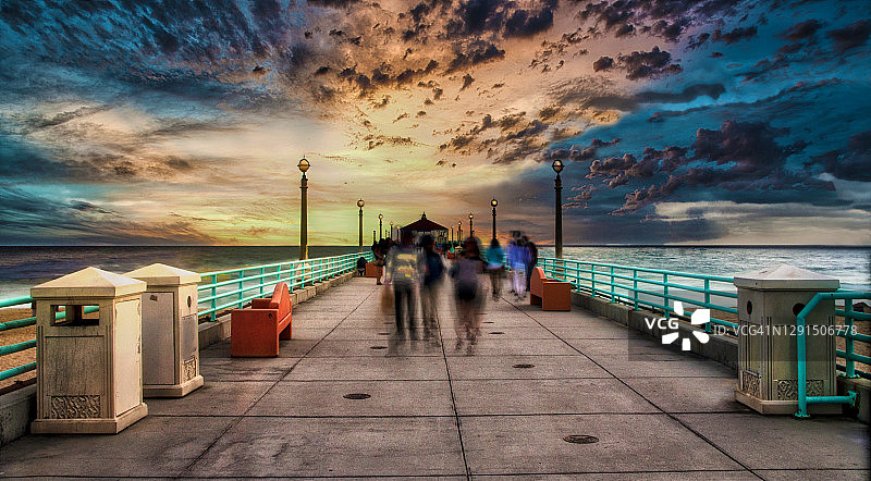 在曼哈顿海滩码头上行走图片素材