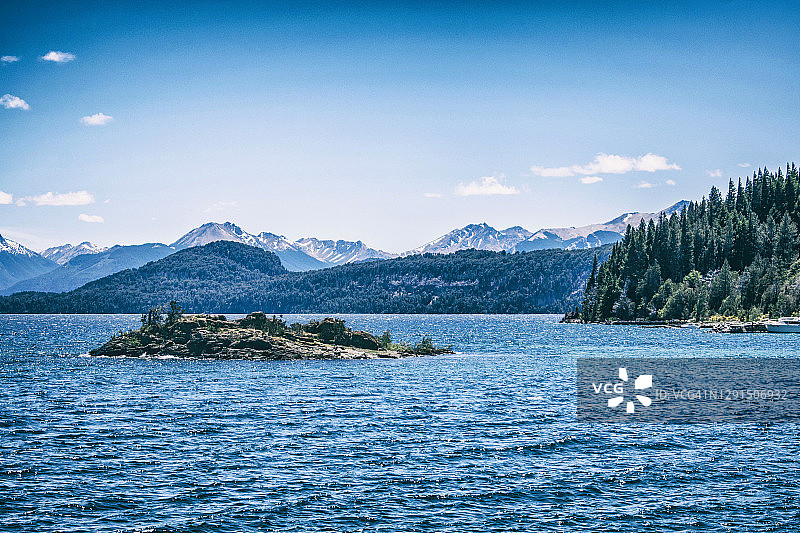 从阿根廷巴里洛切帕努埃洛港看到的纳韦尔瓦皮湖景色图片素材