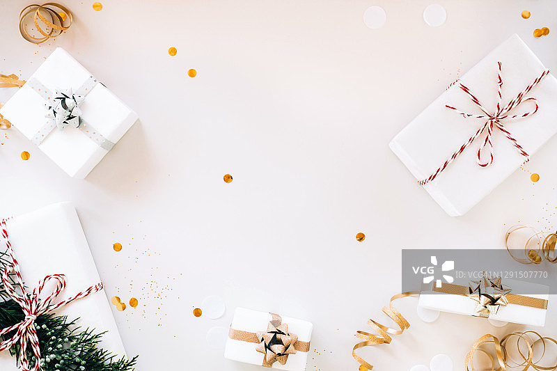 灰色背景上的优雅礼品盒与五彩纸屑俯视图：节日快乐图片素材