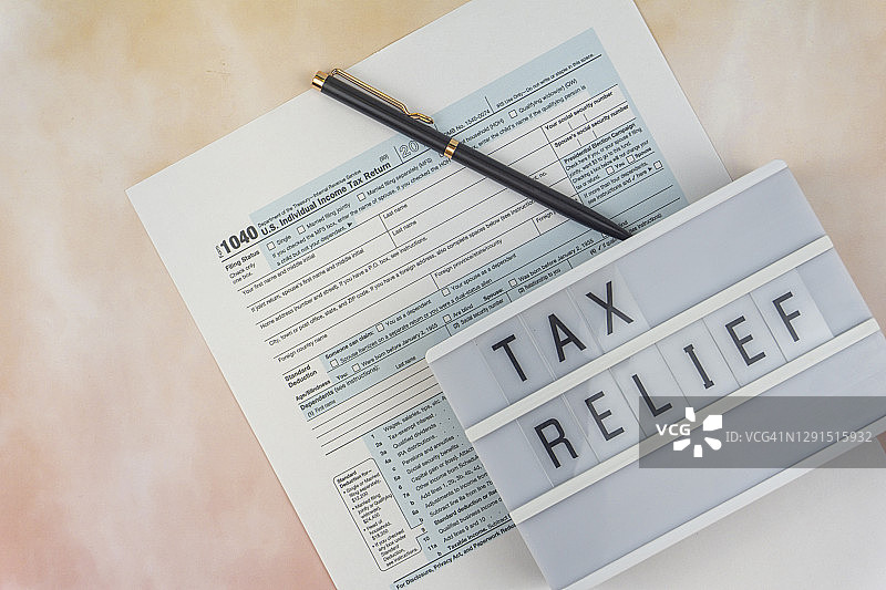 带有美国税务表格和笔的灯箱上的税务减免，金融行业概念和背景图片素材