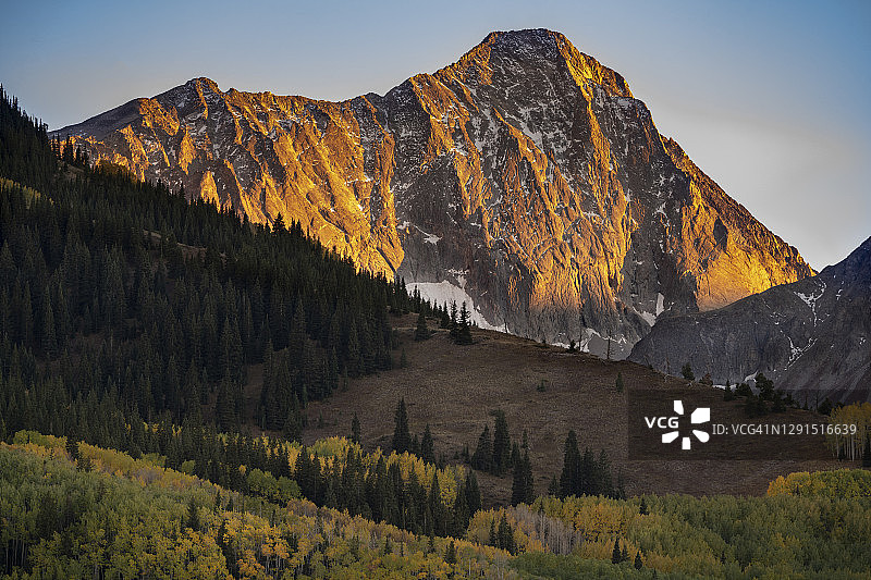 日落时分的国会峰图片素材