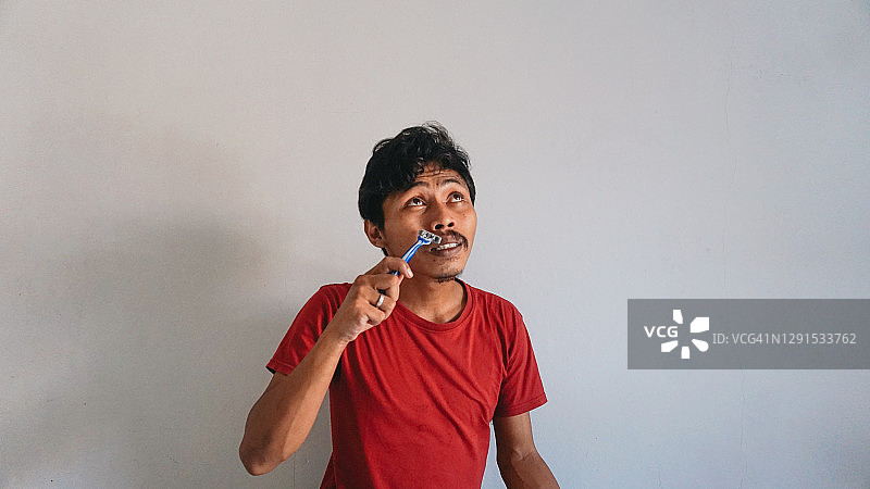 亚洲男人修剪胡须图片素材