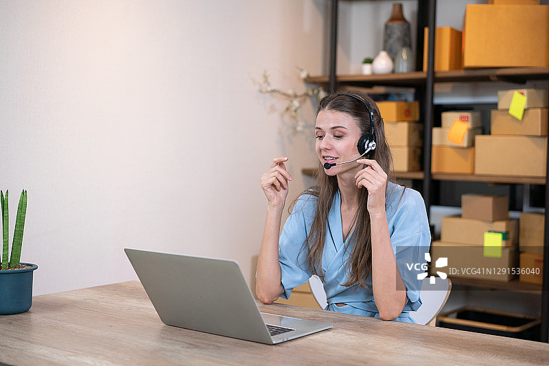 佩戴耳机的呼叫中心客服图片素材