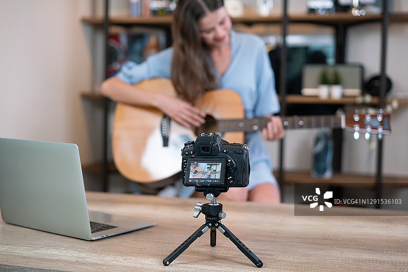 博主直播乐器教学，网红营销图片素材