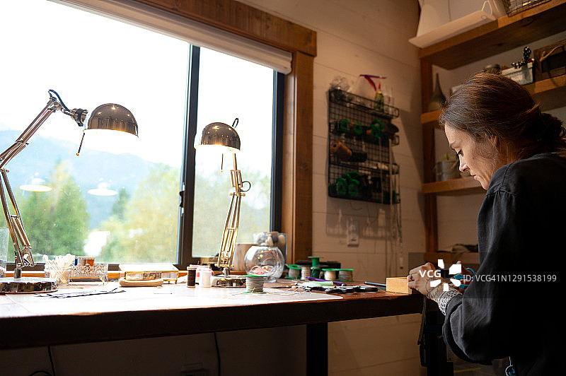 女珠宝商在家工作图片素材