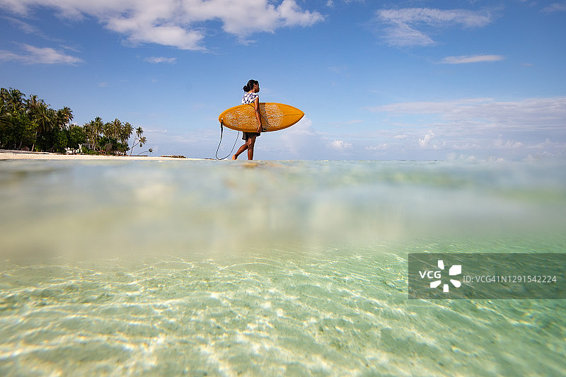 冲浪的马尔代夫当地女孩图片素材