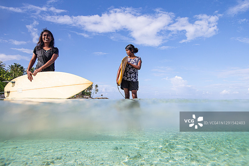 在泻湖中冲浪的女孩们图片素材