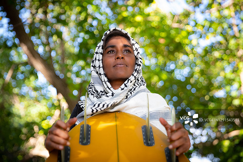 手持冲浪板的岛屿女孩图片素材
