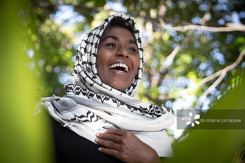 开怀大笑的当地女孩图片素材