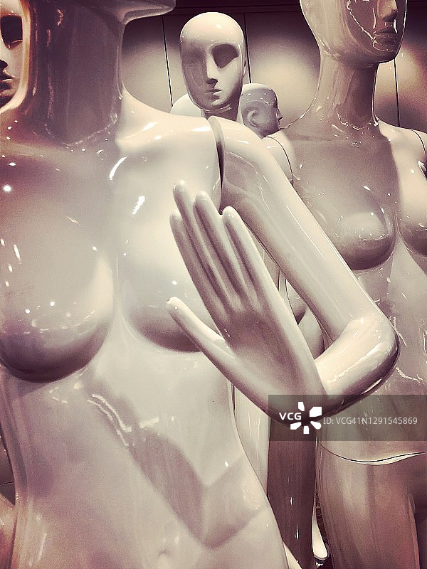 驻足于人体模型旁图片素材