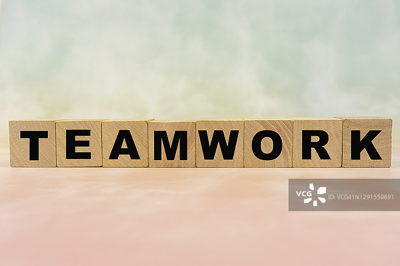 木块上的团队合作字样。图片素材