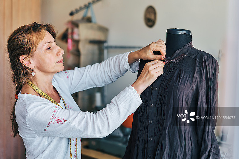 在缝纫工作室工作的女裁缝肖像图片素材