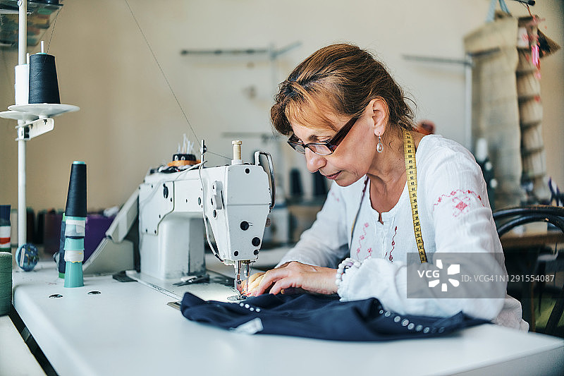 在缝纫工作室工作的女裁缝肖像图片素材