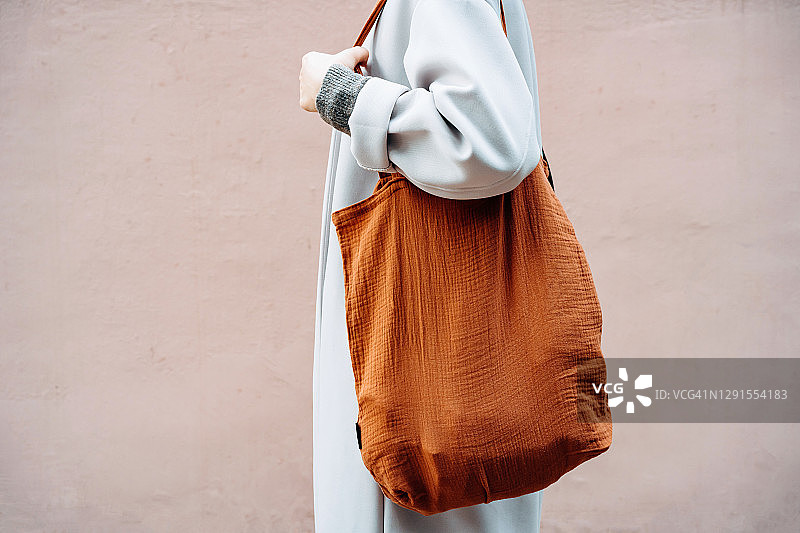 亚洲女性携带可重复使用购物袋在城市购物特写图片素材