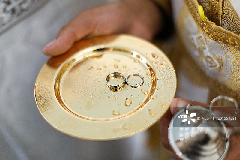 金色托盘上的一对结婚戒指图片素材