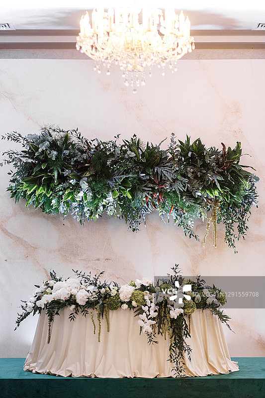 为新婚夫妇精心装饰的独立餐桌图片素材