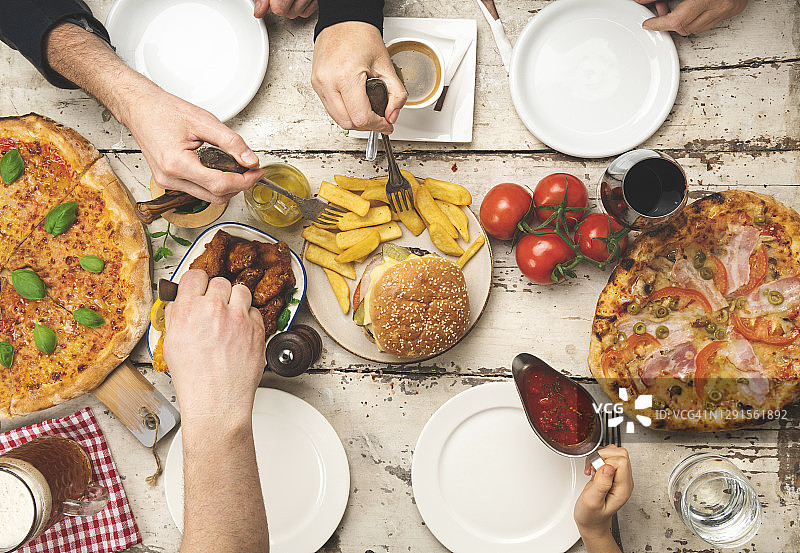 朋友们在桌旁分享快餐的俯视图图片素材