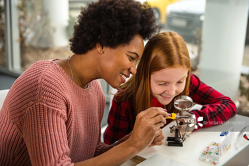 机器人课堂上的老师和孩子们图片素材
