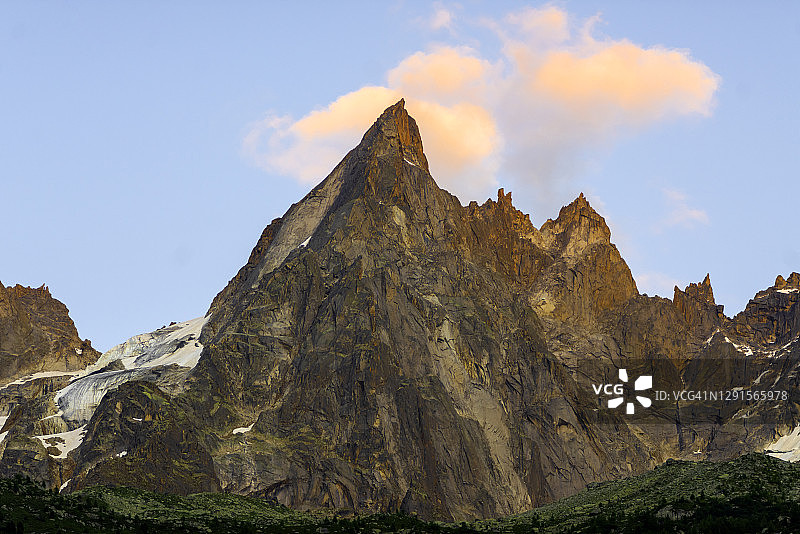 夏日落日下的霞慕尼针峰图片素材