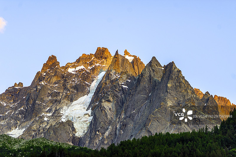 夏日落日下的霞慕尼针峰图片素材