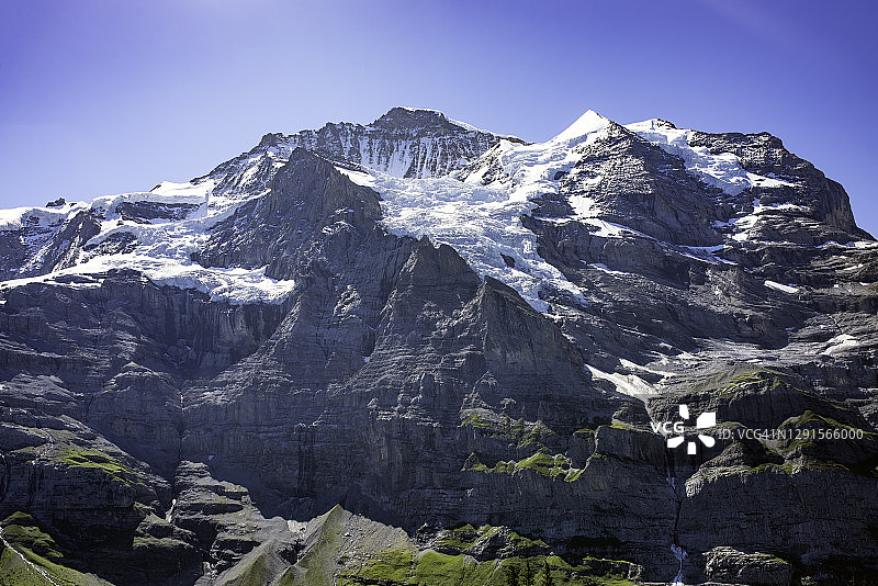 夏季伯尔尼高地的少女峰（海拔4158米）图片素材