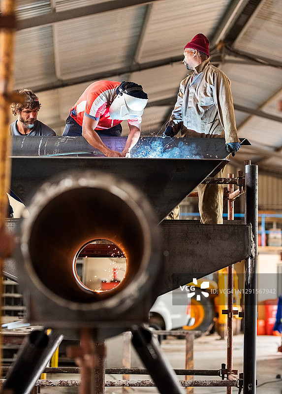 人们在制造车间工作图片素材