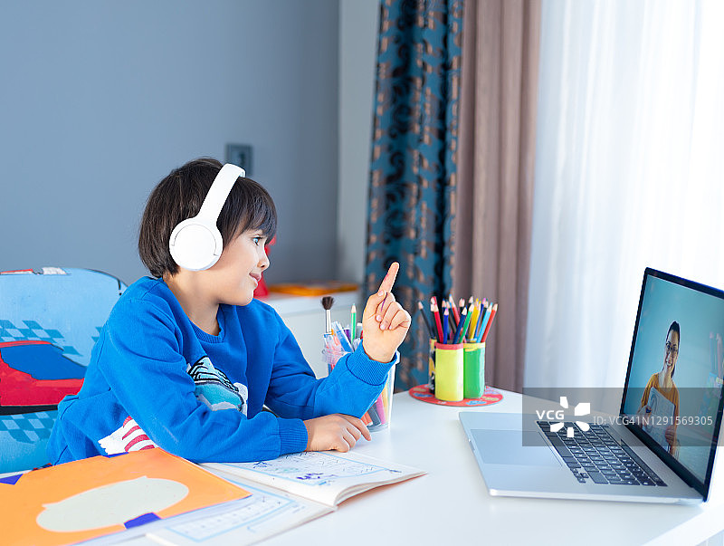 学龄前男孩在家中通过笔记本电脑参加视频会议学习图片素材