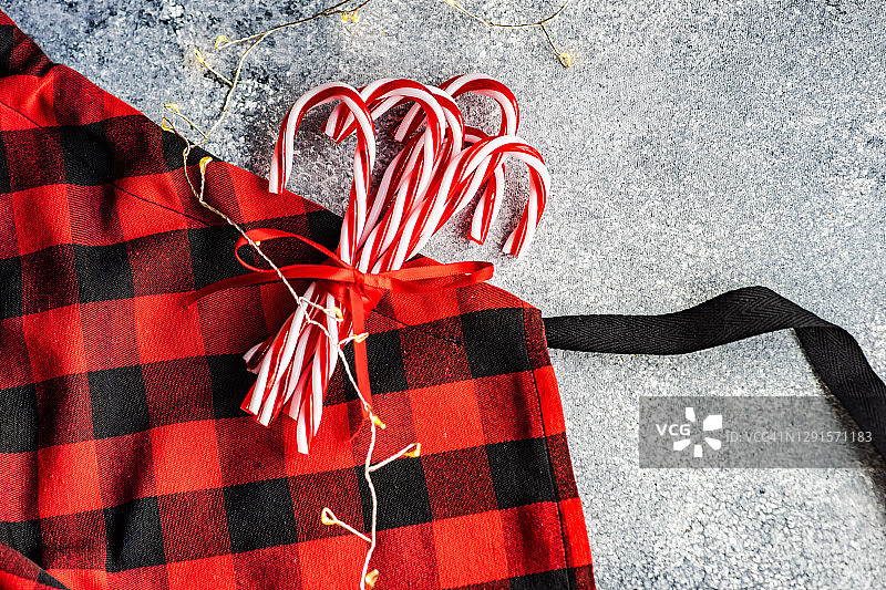 系着蝴蝶结的围裙上的一束糖果棒图片素材