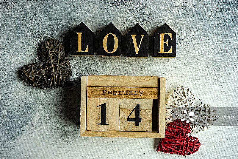 情人节概念：日历、心形装饰与“爱”字图片素材