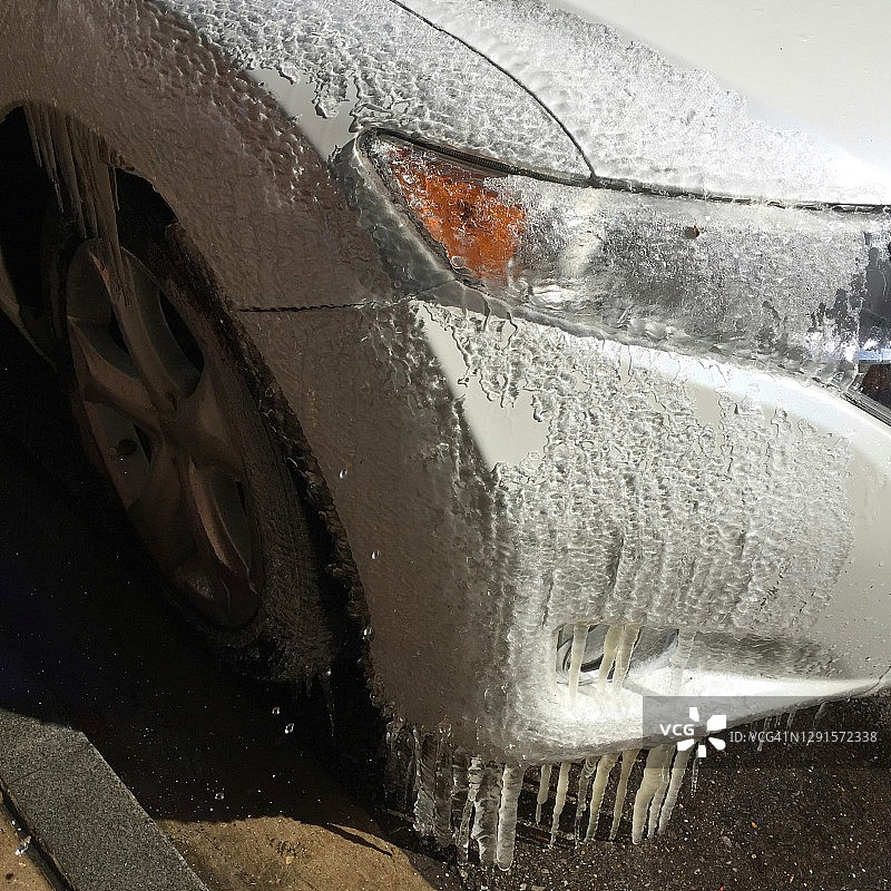 汽车前部的冰柱特写图片素材